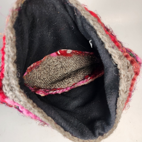 Beanie Hat One Size Gray Red 100% Wool Snowflake Winter Made Nepal Pom Pom - Picture 6 of 9